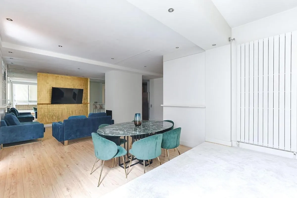 Luxury Apartment Montaigne Avenue 4P Parijs