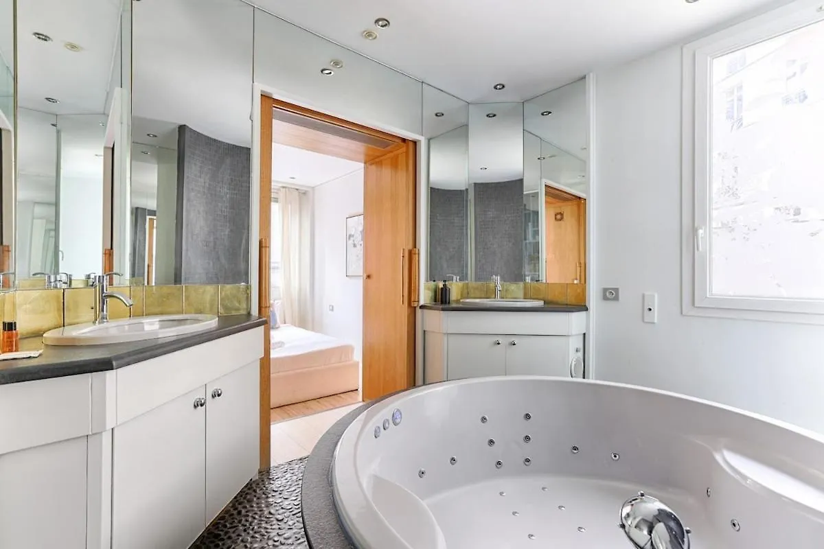 Luxury Apartment Montaigne Avenue 4P Paris
