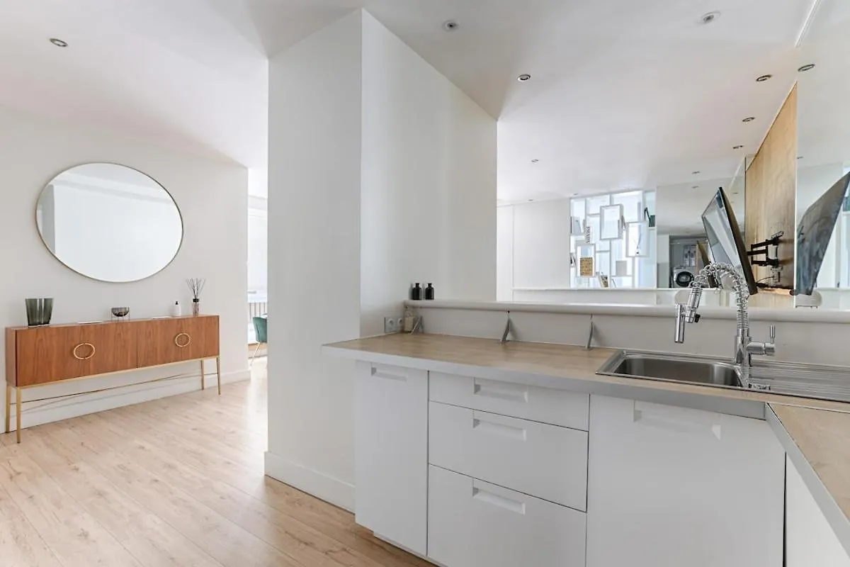 Luxury Apartment Montaigne Avenue 4P Paris 0*,  Frankrig