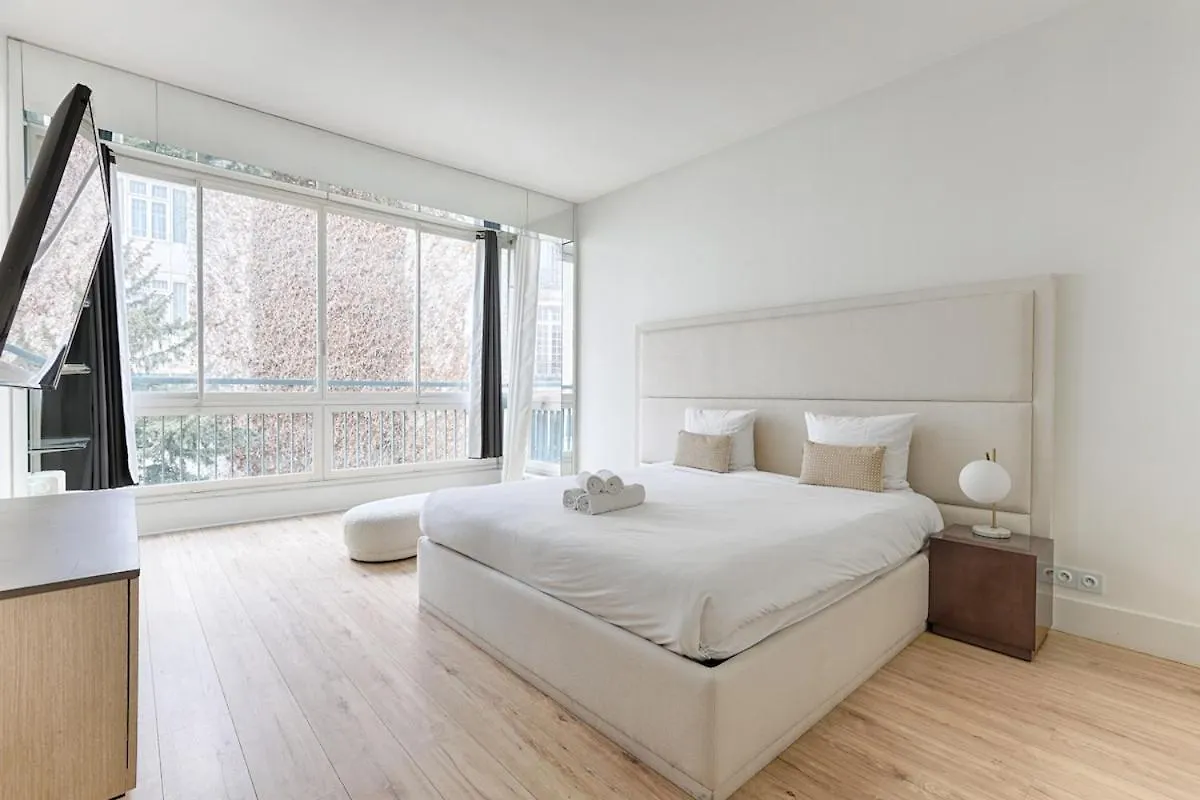 Luxury Apartment Montaigne Avenue 4P Paris